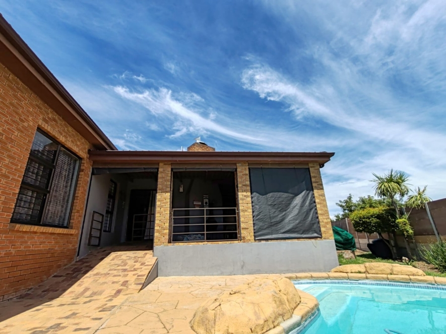 3 Bedroom Property for Sale in The Crest Western Cape